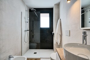 Dusche, Haartrockner, Handtücher, Seife