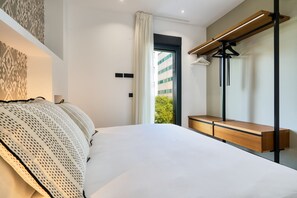 2 quartos, ferros/tábuas de passar roupa, berço de viagem
