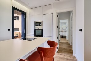 Réfrigérateur, four à micro-ondes, un four, lave-vaisselle