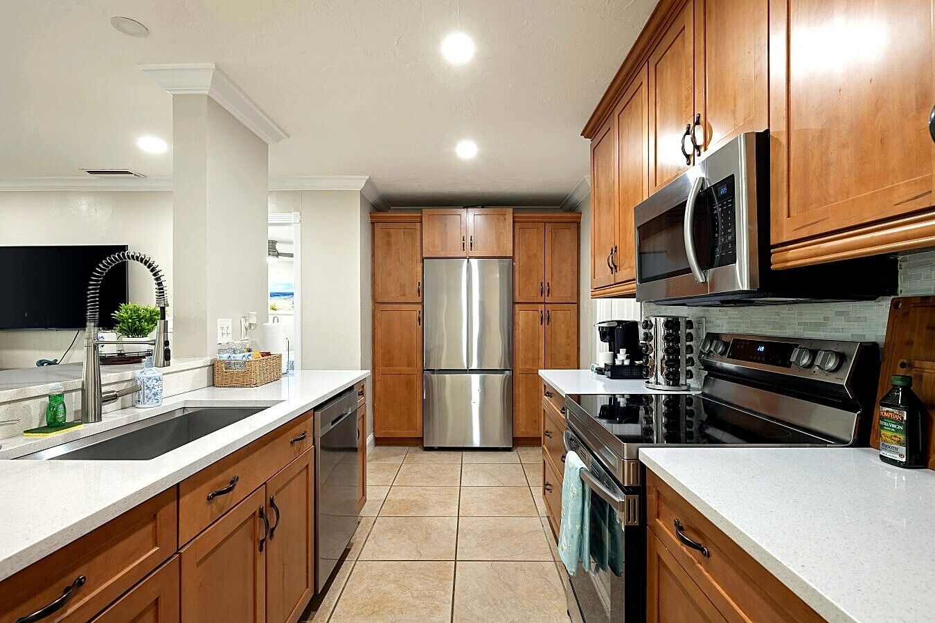 Coffee/tea maker, fridge, microwave, oven