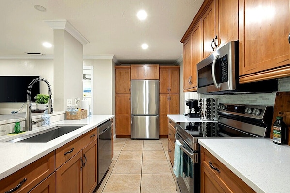Coffee/tea maker, fridge, microwave, oven