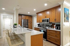 Cafetera y tetera, refrigerador, microondas y horno 