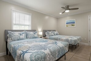 3 Schlafzimmer, Schreibtisch, Bügeleisen/Bügelbrett, Reisekinderbett