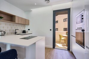 Fridge, microwave, oven, dishwasher - 2BR/2BA Apt 4th Floor, Balcony, Workspace& Parking (Sevilla)