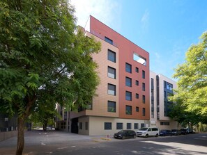 Exterior - 2BR/2BA Apt 4th Floor, Balcony, Workspace& Parking (Sevilla)