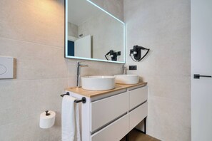 Dusj, hårføner, håndklær og såpe