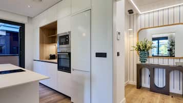 Een koelkast, een microgolfoven, een oven, een vaatwasser