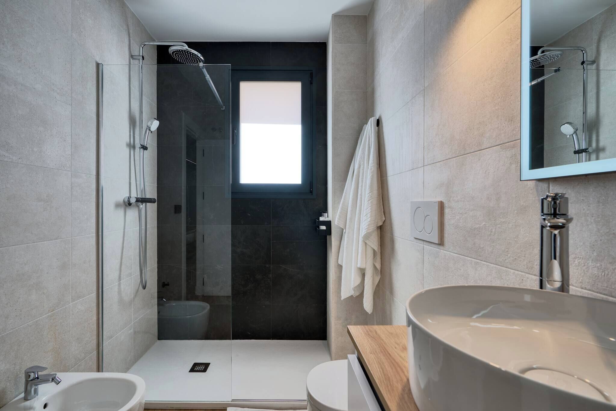 Een douche, een haardroger, handdoeken, zeep