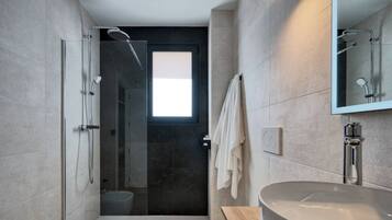 Een douche, een haardroger, handdoeken, zeep