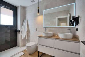 Regadera, secadora de cabello, toallas, jabón 