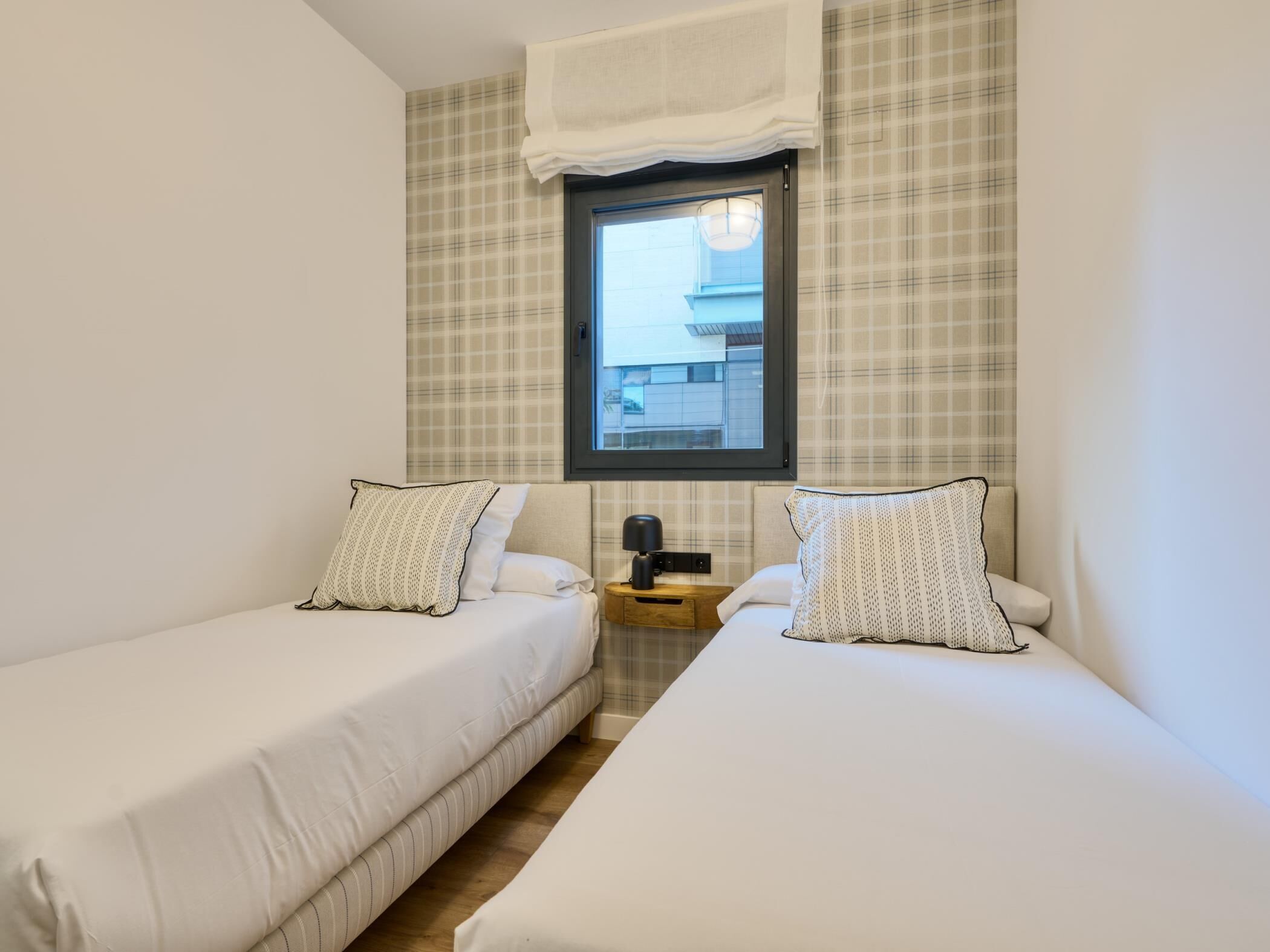 2 slaapkamers, een strijkplank/strijkijzer, internet, beddengoed