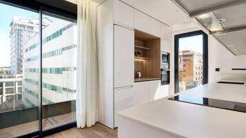 Réfrigérateur, micro-ondes, four, plaque de cuisson