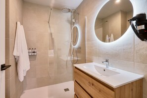 Dusche, Haartrockner, Handtücher, Seife