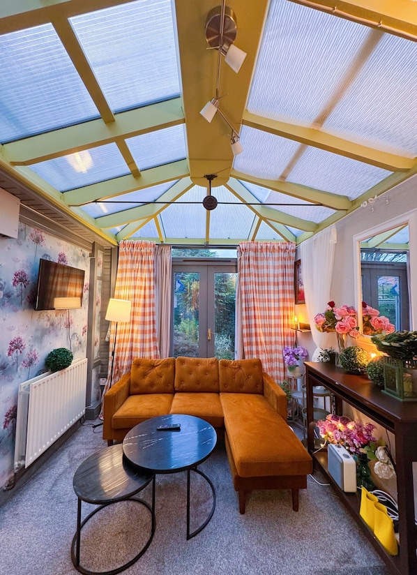 Shared Dormitory, 1 Bedroom, Smoking, City View | Living area