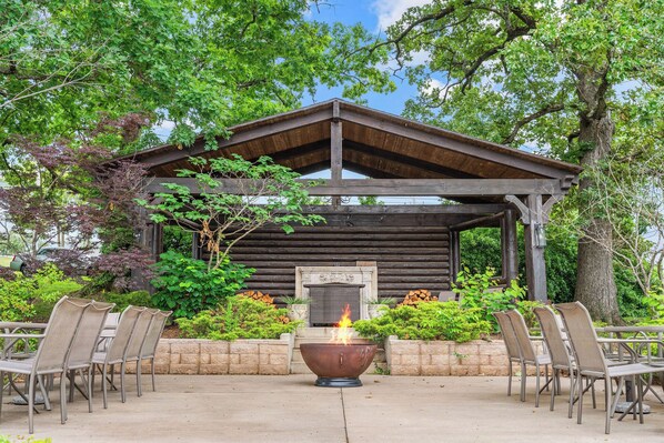 Outdoor dining - 4 bedroom close to The Branson Landing! Hot tub! (Branson)