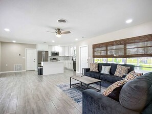 TV, offices - Venice Paradise 3BR 2BA Pool Mini Putt (Venice)