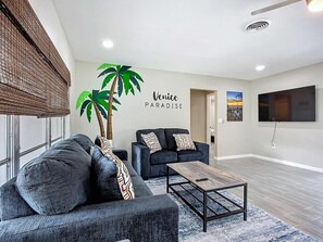TV, offices - Venice Paradise 3BR 2BA Pool Mini Putt (Venice)