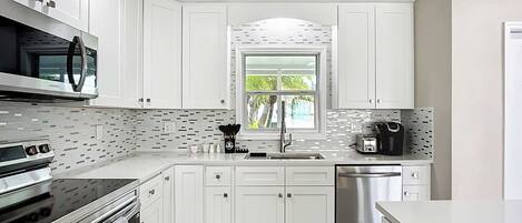 Réfrigérateur, four à micro-ondes, un four, surface de cuisson