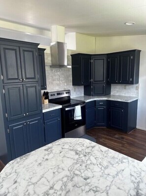 ثلاجة، ميكروويف، فرن، موقد طهي مسطح