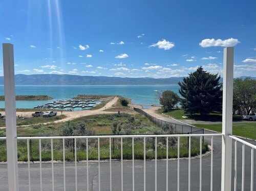 1-Min Walk to Private Beach, Lake Views, Pickleball, Gated Community!