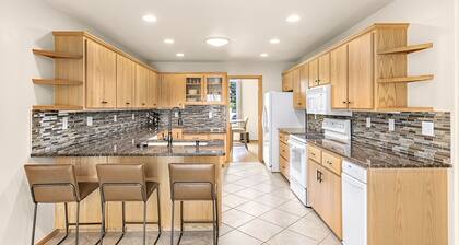 Large Traveler friendly 3 bedroom Rambler minutes to amenities!