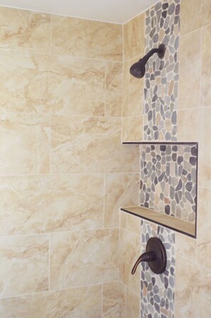 Dusche, Handtücher, Seife, Toilettenpapier