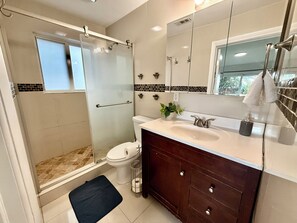 ヘアドライヤー、タオル、石鹸、トイレットペーパー