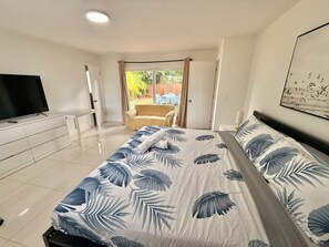 4 bedrooms, WiFi, bed sheets - 4-bedroom house in delightful Hallandale Beach with AC (Hallandale beach)