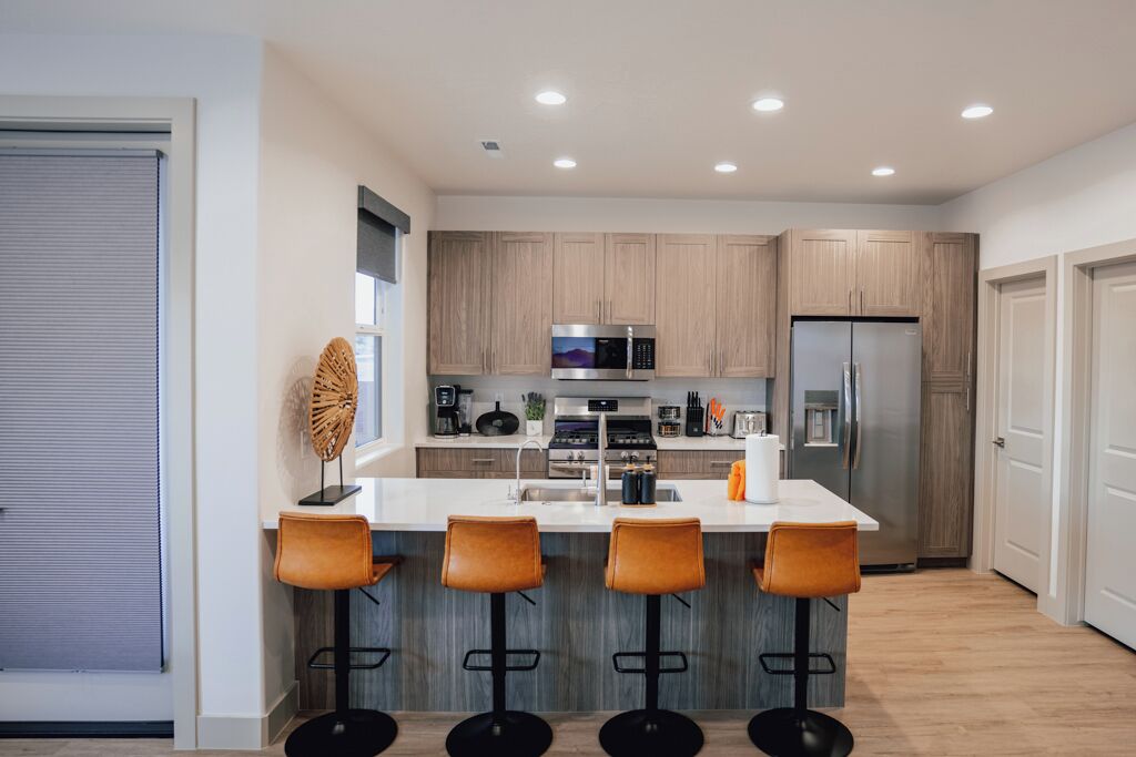 Mikrobølgeovn, ovn, kokeplater og oppvaskmaskin