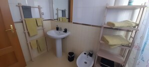 Hair dryer, bidet, towels, soap - Casa Vale: in the desert just a stone's throw from the sea (Majanicho)