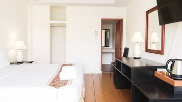 Suite, vista piscina | Ferro/asse da stiro