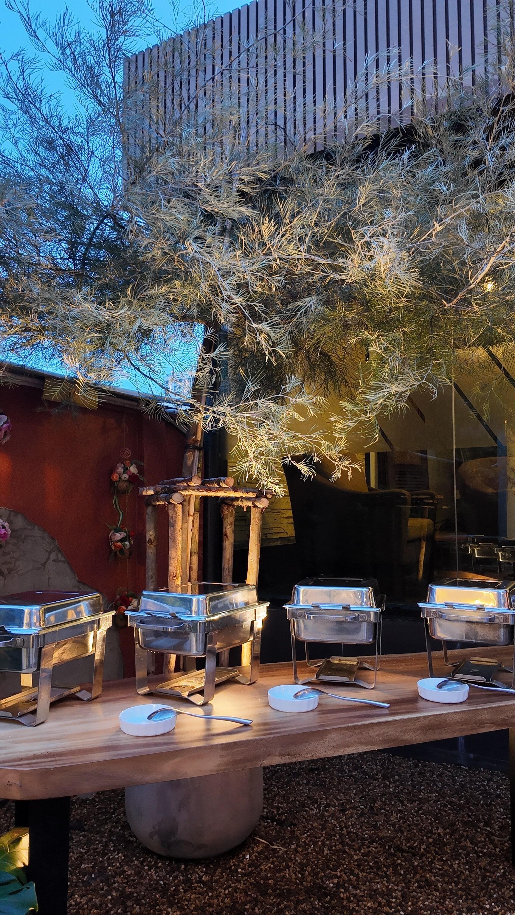 Desayuno buffet (THB 250 por persona) 