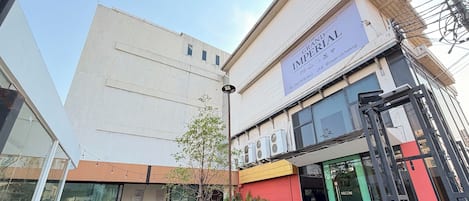 Vista frontal de la propiedad