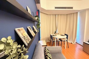 Room, 1 Bedroom | Living room