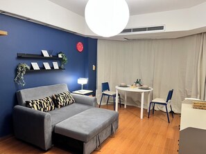 Suite, 1 habitación | Zona de estar | Smart TV de 50 pulgadas con canales digitales