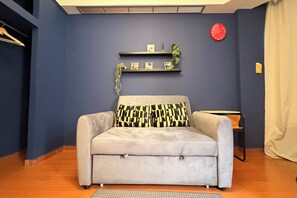 Chambre, 1 chambre | Aire de séjour | Téléviseur connecté de 50 po avec télévision numérique