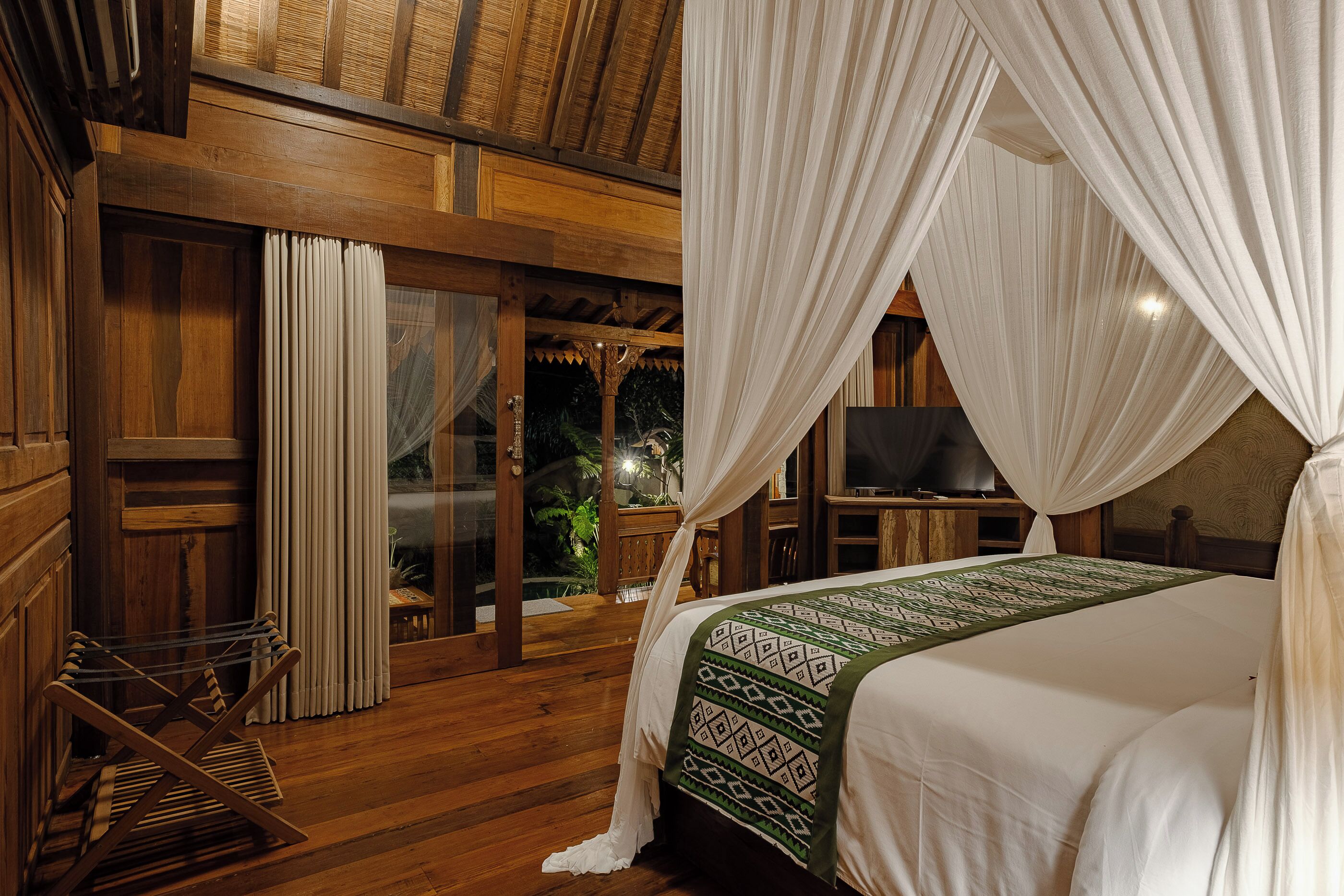 Romantic Villa, Private Pool | Desk, laptop workspace, free WiFi, bed sheets