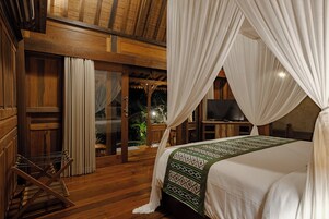 Escritorio, espacio para trabajar con laptop y wifi gratis 