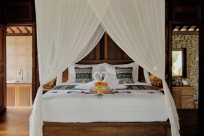 Romantic Villa, Private Pool | Desk, laptop workspace, free WiFi, bed sheets - Hidden Saren Villa Ubud (Ubud)