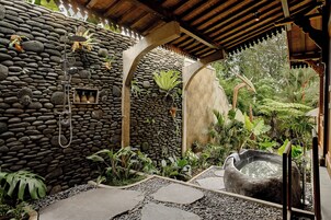 Villa romántica, piscina privada | Baño | Bañera y ducha independientes y artículos de higiene personal gratuitos