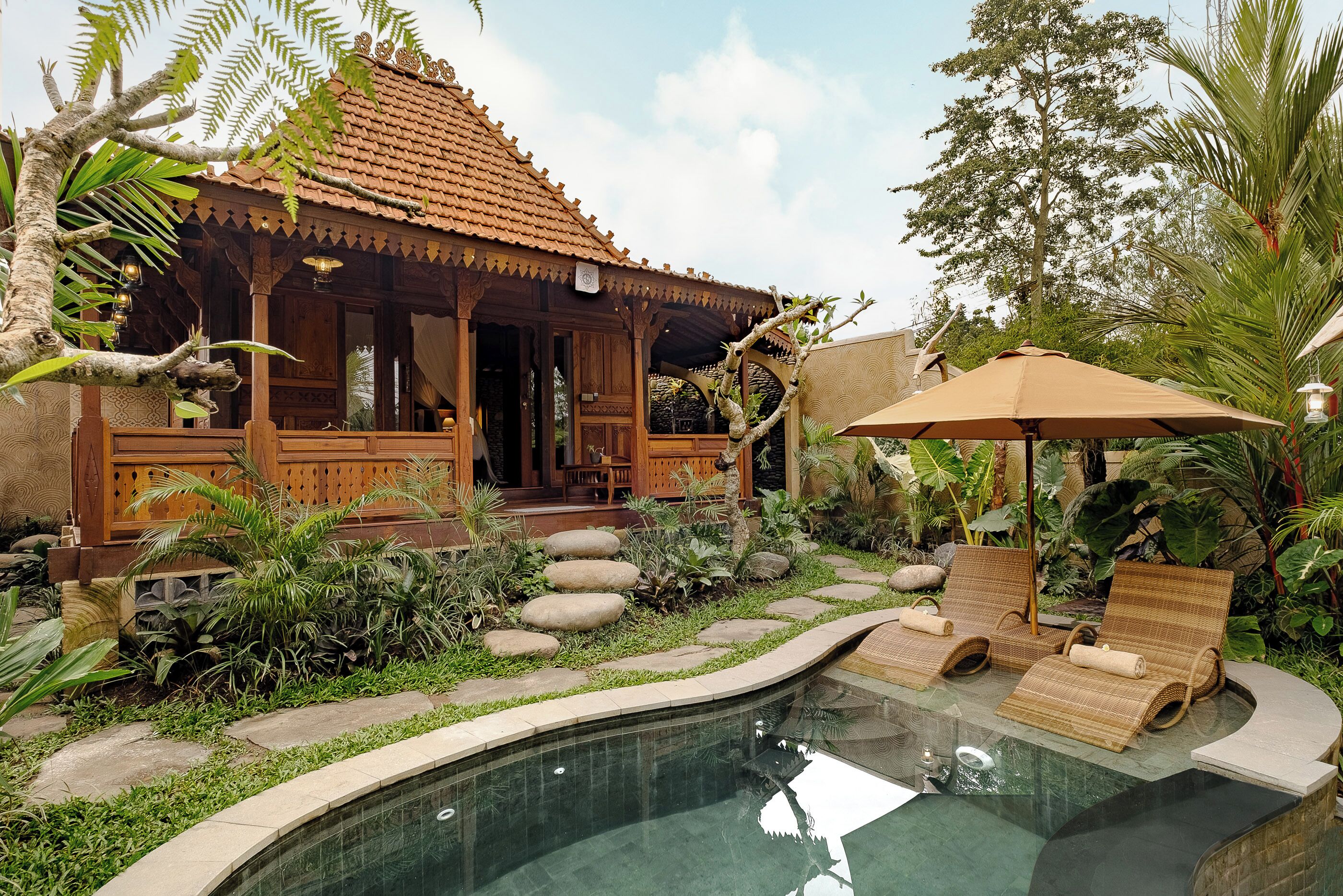 Una piscina al aire libre