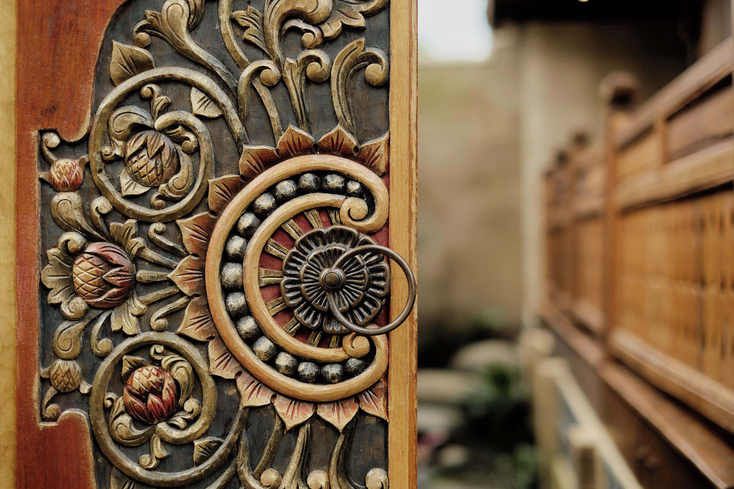 Un panneau en bois sculpté avec des motifs floraux et géométriques, dont les détails sont particulièrement soignés.