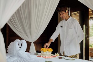 Romantic Villa, Private Pool | Desk, laptop workspace, free WiFi, bed sheets - Hidden Saren Villa Ubud (Ubud)