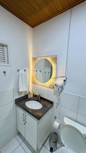 Chuveiro, secador de cabelo, bidê, toalhas de banho