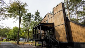 A wooden cabin with a balcony and a staircase leading to a deck. - Deer Trails Retreat•Games•Fire Pit•Near Kalahari•Pocono•Camelback (Pocono Summit)
