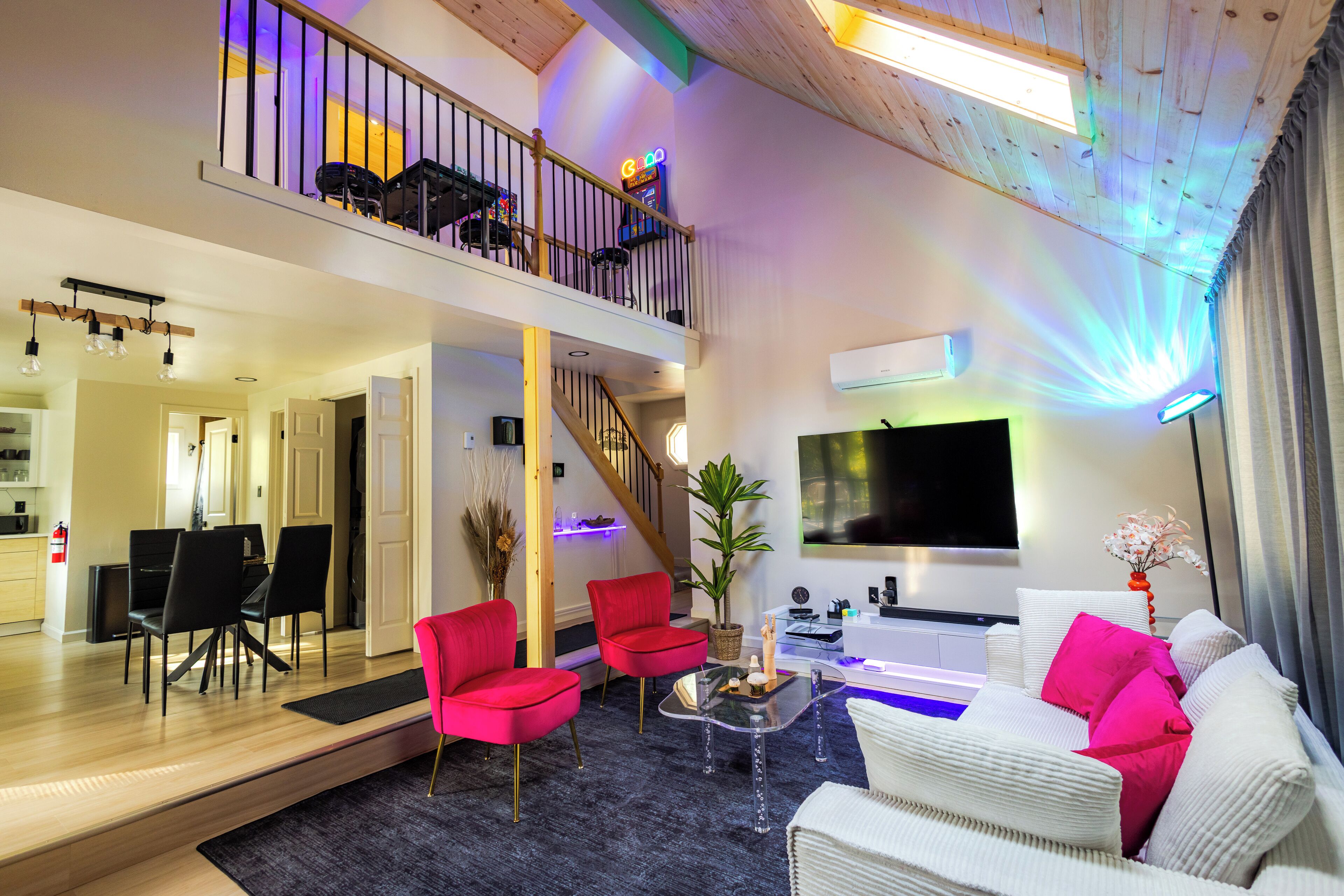 Smart TV, caminetto, videogiochi