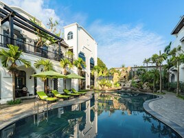 Una piscina al aire libre