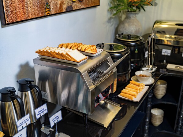 Café da manhã com buffet grátis todos os dias