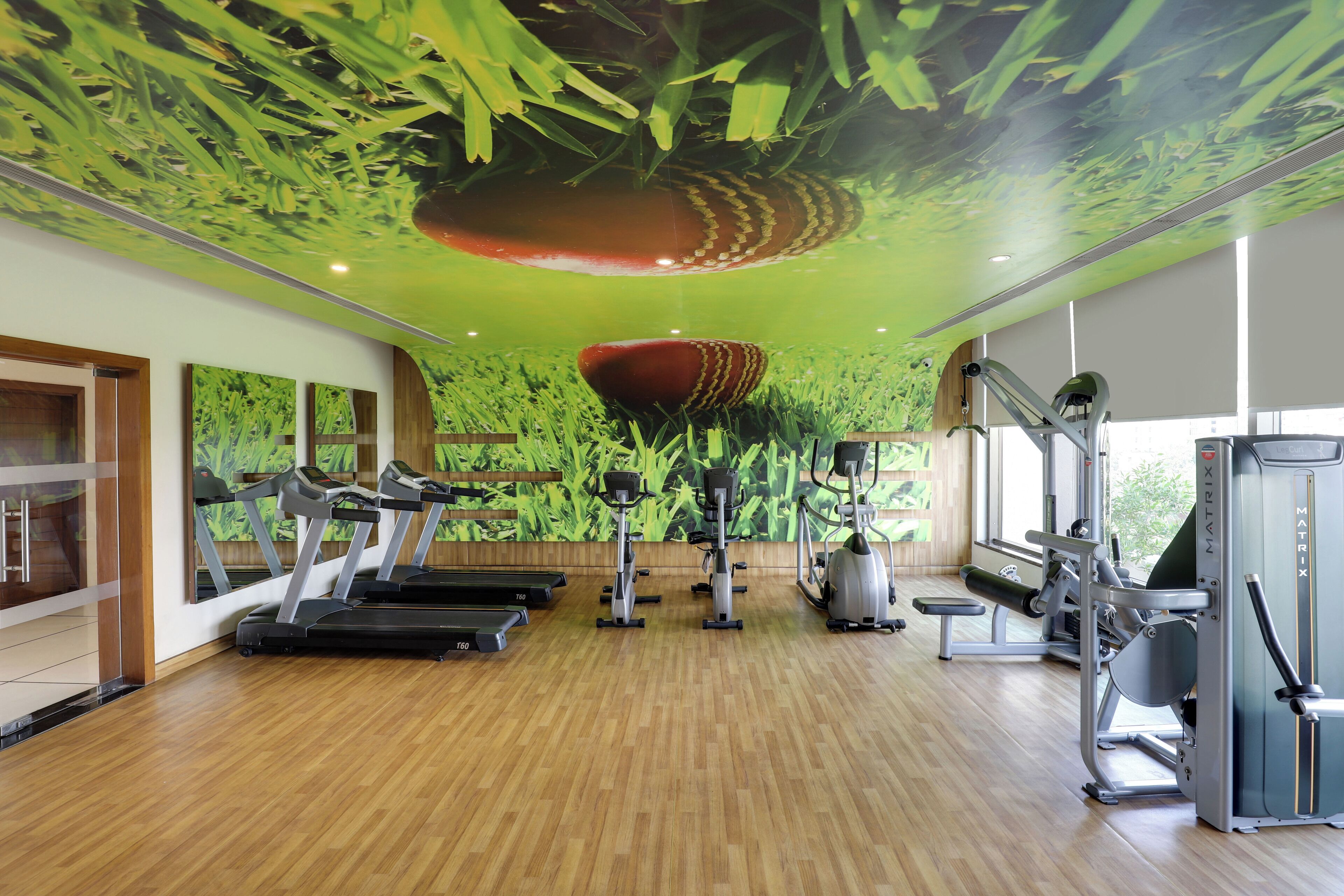 Un gimnasio con cintas de correr, bicicletas estáticas y máquinas de pesas.