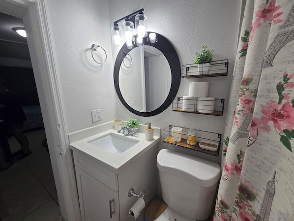 Hair dryer, towels, soap, toilet paper - Charming studio ,minutes from the airport. (Hialeah)